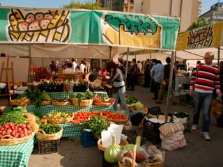Ein Marktstand mit verschiedenen Gemüsesorten. 