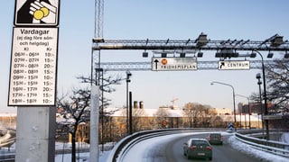 Eine Maut-Stelle auf der Autobahn vor Stockholm. 