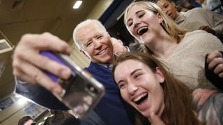 Ein älterer Mann mach zusammen mit zwei Frauen ein Selfie.