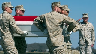 Die US-Militärbasis in Dover, der Leichnam des Soldaten im Sarg mit US-Flagge
