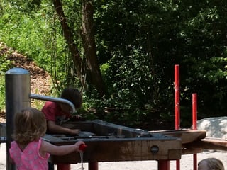Kinder spielen mit Wasser