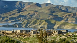 Blick auf eine kurdische Stadt vor einer Bergkette.