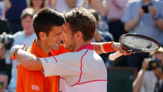 Stan Wawrinka und Novak Djokovic umarmen sich.