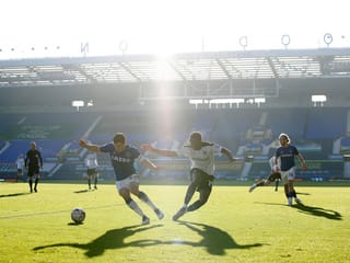 Zwei Spieler, ein Sonnenstrahl scheint das Bild in der Mitte zu teilen.