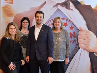 Gruppenbild der ehemaligen und dem neuen Helden.