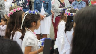 Kinder in Weiss an Umzug. Kinder in Weiss an Umzug.