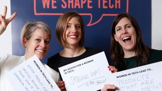 Die drei Frauen lachen in die Kamera und halten Zettel hoch mit ihren Tipps an andere Frauen in der Tech-Branche. 