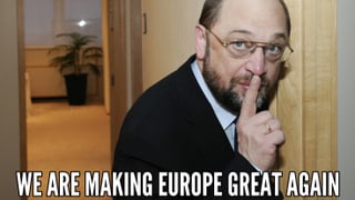 Ein Mann hät Zeigefinger vor den Mund. Ein Mann hät Zeigefinger vor den Mund.