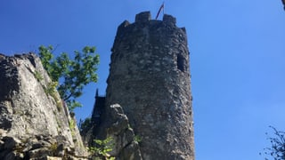 Turm der Ruine vor blauem Himmel