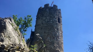 Turm der Ruine vor blauem Himmel Turm der Ruine vor blauem Himmel