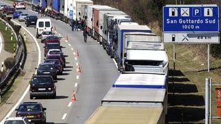 Lastwagen auf der Gotthard-Autobahn