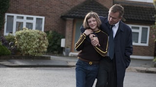 Skunk (Eloise Laurence) und ihr Vater (Tim Roth) gehen Arm in Arm. 