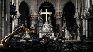 Das Altar in der Notre-Dame steht in Trümmern.