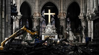Das Altar in der Notre-Dame steht in Trümmern. Das Altar in der Notre-Dame steht in Trümmern.