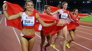 Ellen Sprunger, Mujinga Kambundji, Lea Sprunger und Marisa Lavanchy jubeln.