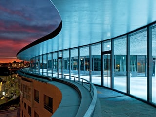 Fensterfront des Kursaals mit Blick auf die Stadt