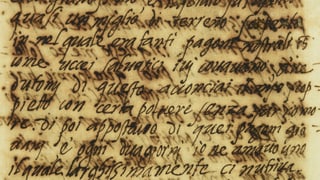 Bild eines vergilbten, gelblichen Blattes mit schwarzer, geschwungener Schrift. Dahinter ausgeblichene Schrift. Bild eines vergilbten, gelblichen Blattes mit schwarzer, geschwungener Schrift. Dahinter ausgeblichene Schrift.