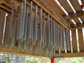 Glockenspiel aus hängenden Metallröhren auf einem Spielplatz