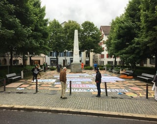 Auf dem Regierungsplatz in Chur liegen Plakate