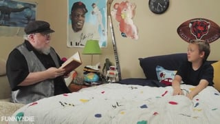 Martin sitzt am Bett eines Jungen und liest aus einem Buch.