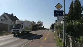 Strasse neben Ortsschild Suhr Strasse neben Ortsschild Suhr