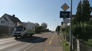 Strasse neben Ortsschild Suhr