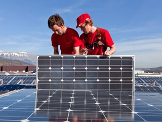 Zwei Männer montieren Solar-Panels