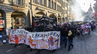 Demonstration während des Prozesses