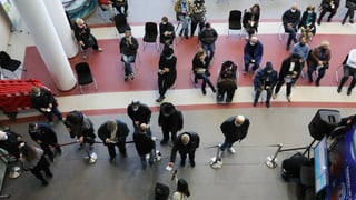 Menschen in Israel warten darauf, geimpft zu werden. Menschen in Israel warten darauf, geimpft zu werden.