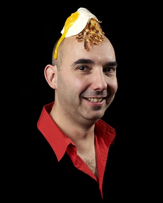 Carlos Henriquez mit Rösti und Spiegelei auf dem Kopf. 