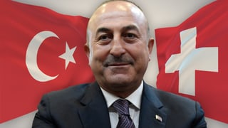 Çavuşoğlu, im Hintergrund die Schweizer und türkische Flagge. Çavuşoğlu, im Hintergrund die Schweizer und türkische Flagge.