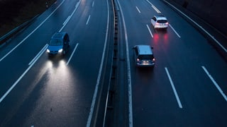 Zu sehen ist eine Autobahn in der Nacht.