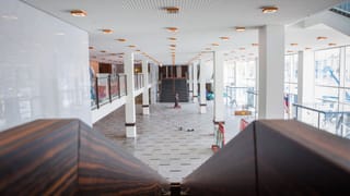 Blick von der Treppe in einen schlichten weissen Saal. Blick von der Treppe in einen schlichten weissen Saal.