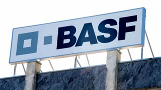 BASF-Logo über einem Gebäude