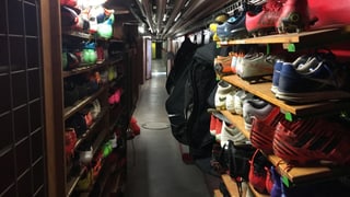 Schuhregal in einem unterirdischen Gang. Schuhregal in einem unterirdischen Gang.