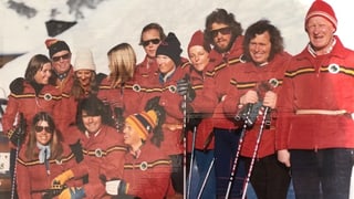 Menschen mit roten Skianzügen.