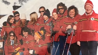 Menschen mit roten Skianzügen. Menschen mit roten Skianzügen.