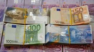 Banknotenbündel Franken und Euro