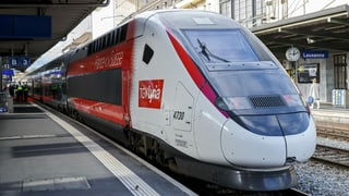 Ein TGV-Schnellzug steht im Bahnhof Lausanne.