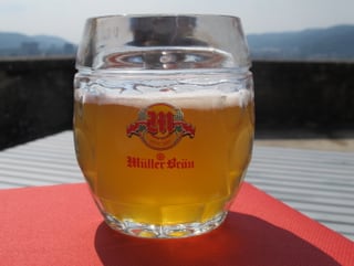 Zum Anstossen steht auf dem Tisch Bier von Müller Bräu bereit. 