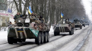 Eine Panzerkolonne ukrainischer Soldaten.
