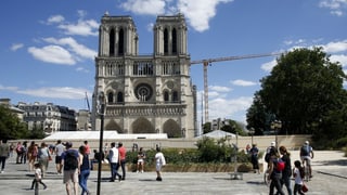 Notre-Dame mit Besuchern davor