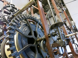 Die Zahnräder des Uhrwerks im Zytglogge-Turm in der Stadt Bern.