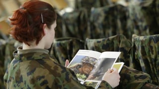 Eine Rekrutin liest eine Armee-Broschüre.