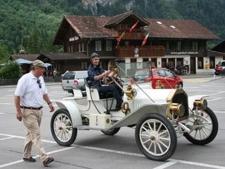 Sabine Dahinden fährt Buick, Stephan Musfeld schaut zu