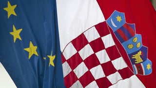 Die Flaggen der EU und Kroatien wehen im Wind. (keystone)