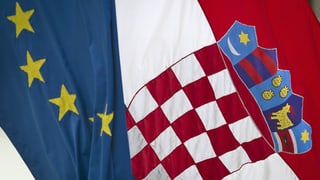 Die Flaggen der EU und Kroatien wehen im Wind. (keystone) Die Flaggen der EU und Kroatien wehen im Wind. (keystone)