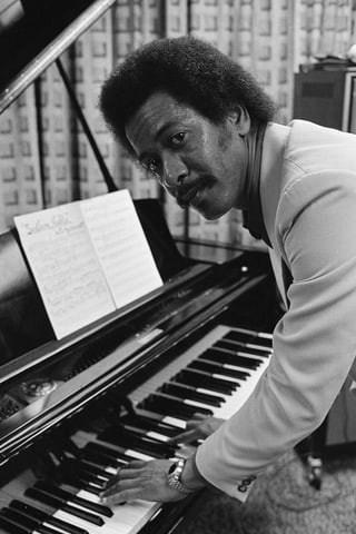 Allen Toussaint am Piano. Allen Toussaint am Piano.