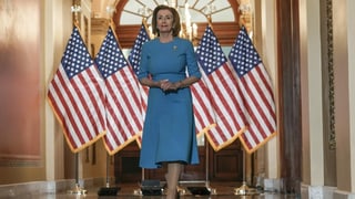Nancy Pelosi vor mehreren US-Flaggen