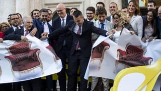 Di Maio zerreist ein Banner mit darauf abgebildeten «Poltrone». Di Maio zerreist ein Banner mit darauf abgebildeten «Poltrone».